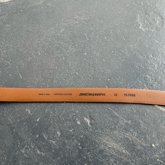Johnston & Murphy leather belt, size 32, made in Italy - Picture 2 of 2